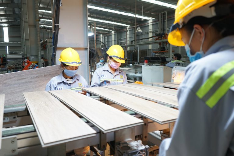 KIM TÍN GROUP XUẤT KHẨU LÔ VÁN SÀN ĐẦU TIÊN SANG THỊ TRƯỜNG HOA KỲ